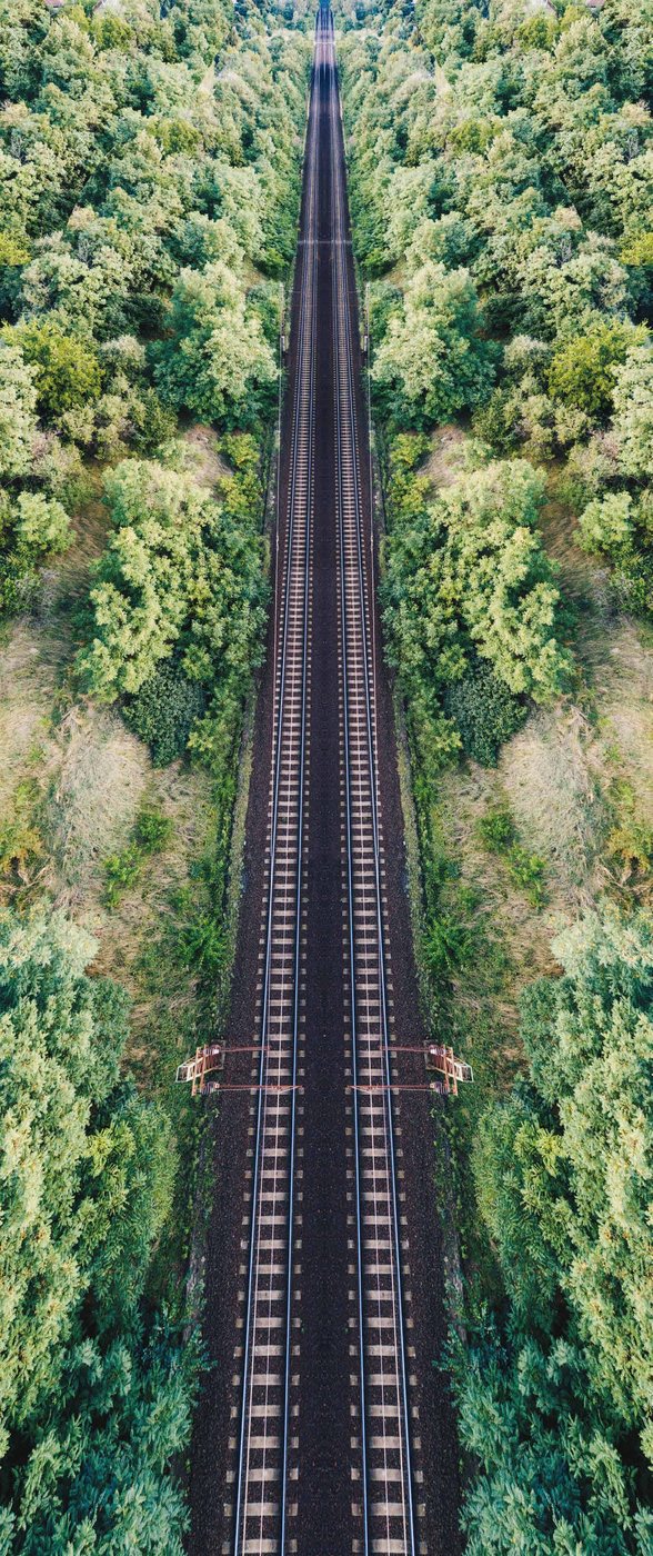 林间穿行的铁路俯视